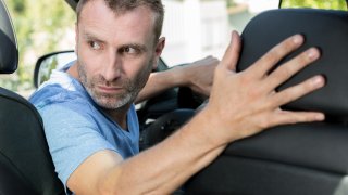 Sjåfør i bil som rygger