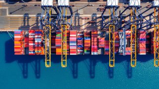 luftfoto av lasteskip og lastecontainer i havnen