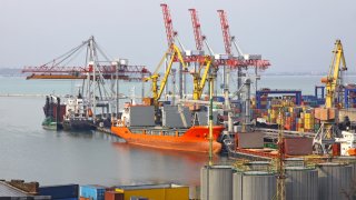 lasteskip og kontainere ved havn