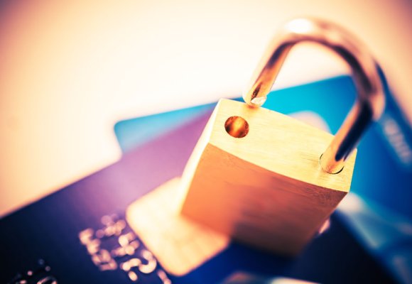 Åpen hengelås og bankkort.