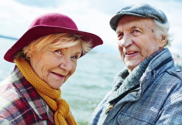 Eldre mann og dame ved havet.