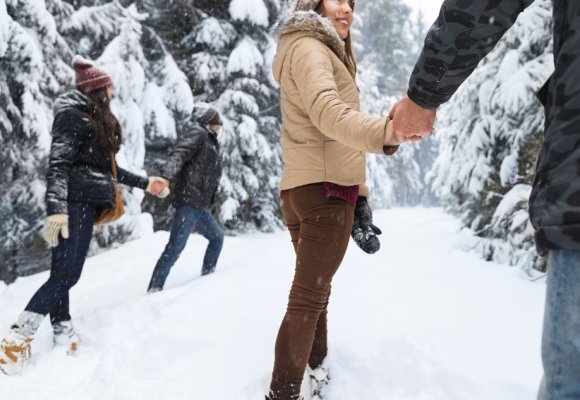 Ungdommer ute i snøen.