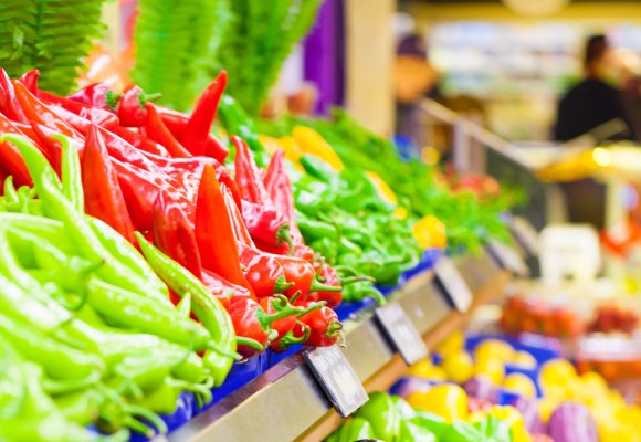 grønnsaker i hylle i butikk