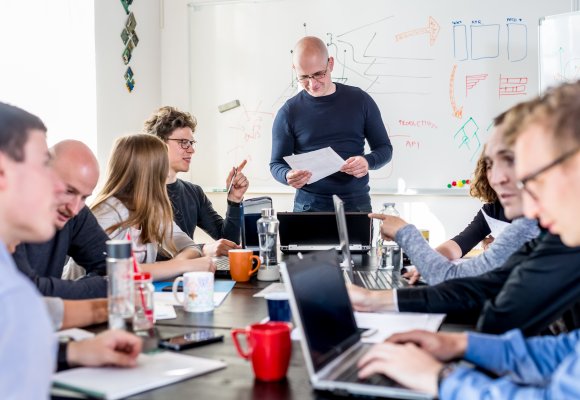 flere personer i møte på kontor