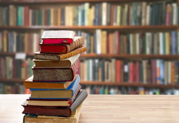 stabel av bøker på et bord