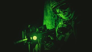 Soldat med våpen med nattlys