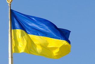 Det ukrainske flagget over parlamentsbygget i Kyiv