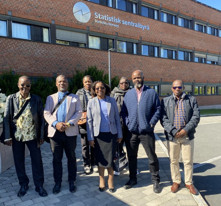 A picture of the Mozambican delegation outside Statistics Norway in Kongsvinger: Arnaldo Chirinza, Renato Cassamo, Sandra Pinoca, Eliza Magaua, Ana Paula Jamboce, Adriano Matsimbe and Cipriano Claudio.