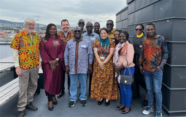 An image of The Ghanaian delegation with Statistics Norway staff on the rooftop terrace.