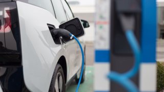 Illustrasjonsfoto av lading av elbil på stasjon