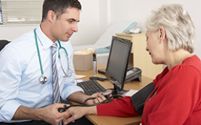 Innbyggerne i store kommuner venter lengst på omsorgstjenester