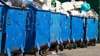 blå søppelcontainere med restavfall
