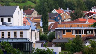 Forskjellige hus oppover i ei li.