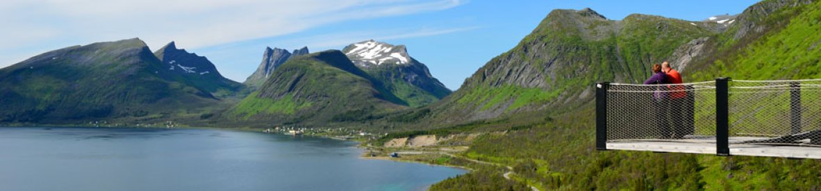 Utsikt over fjord og fjell.