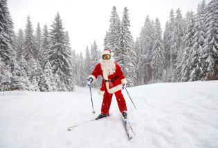 Julenissen på ski.